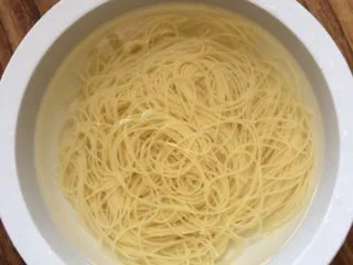 自制美味意大利面,捞出过凉水备用