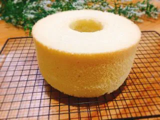 7寸中空戚风蛋糕(新手零失败),取出震几下,倒扣酒瓶上放凉,然后脱模