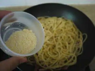 培根芝士意大利面,出锅前把芝士粉撒在面条上,拌匀即可。