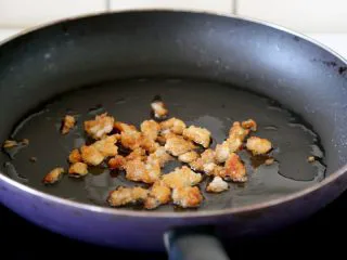 #食二星座#法式红酒炖牛肉 Boeuf Bourguignon,3.将切下来的牛脂肪用小火炼出油脂。 