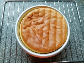 原味戚风蛋糕(6寸),凉透之后反过来脱模。