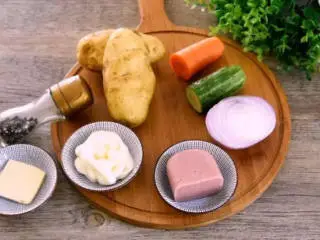 美味西餐土豆沙拉的做法,·食材· 土豆 200g、胡萝卜 80g、洋葱 30g 火腿 60g、黄瓜 50g、黄油 10g、盐 1g、黑胡椒 2g