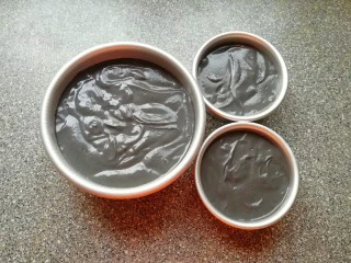 蜂窝煤戚风蛋糕,将混合好的蛋糕糊从模具的中间开始倒入模具里面,从高处垂直摔几下震出大气泡。