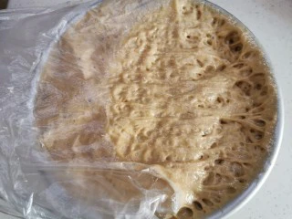 红糖发糕的家常做法（1个蛋）,借助刮刀，或者勺子等工具除去塑料袋或者保鲜膜