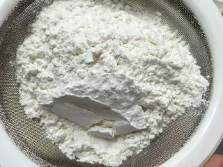 奶油海绵蛋糕,分两次过筛低粉进去混合。