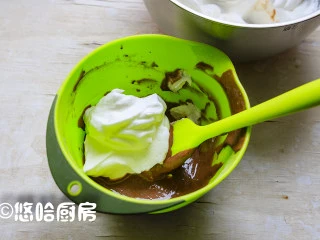 数字生日蛋糕,取1/3的蛋白霜至蛋黄糊中,用刮刀上下翻拌均匀,也就是以切拌的方式拌匀。