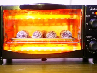 奶香芒果夹心紫薯球,紫薯球放进预热好的烤箱,180℃烤10分钟就OK了~