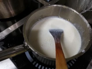 胡萝卜浓汤意面,倒入牛奶，这个要小火烧开，而且不停的搅拌放置面糊糊底