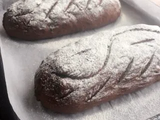 可可麻薯软欧包, 筛适量的低粉到发酵好的面团上 筛面粉的时候,筛子提高,动作轻柔,以免筛一大坨上去;