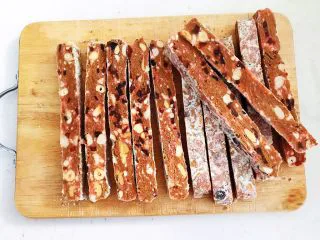 美味小零食 别样雪花酥,雪花酥已经凉了，可以切块了，层次分明，好香啊～