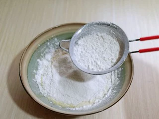 超ins卡通蛋糕 让小朋友幸福感爆棚,筛入低筋面粉，用手动打蛋器拌均匀，看不到面粉为止(拌的时候使用手动打蛋器呈Z字形状来回搅动，不要转圈搅拌，以免起筋。)