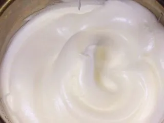 八寸戚风蛋糕,中速搅打一分钟