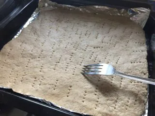 披萨就要自己在家才爽——— 杂锦芝士披萨,准备一个干净叉子，在饼皮上轻戳出小洞，可助饼皮在烤制中排气，不易拱起