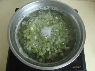 法国家常菜：红酒烩鸡,豌豆用水泡一晚