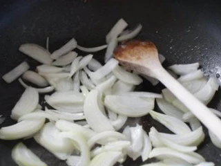 蘑菇洋葱牛肉小炒——偶尔自私很开心,锅热油,下牛肉快炒至变色,起锅装入碗中备用。