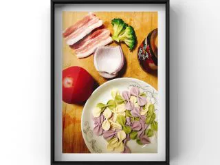 番茄肉酱蝴蝶面,洋葱，西兰花适量，五花肉切薄片取2片，番茄1个，番茄酱1瓶，蝴蝶面适量！