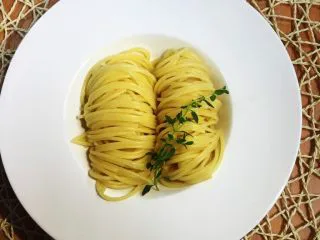 意大利肉酱意粉,水开后下面，开锅约煮7分钟（面中心有硬心时捞出）。用3ml橄榄油拌匀。