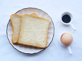 超好吃的土司条,准备材料：土司2片，鸡蛋1个，黑芝麻适量。