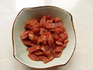 黑椒牛排炒意面,牛排切细条。