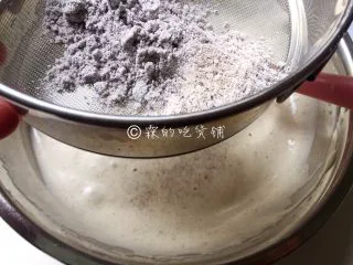 黑米蜂蜜小蛋糕,然后再筛入黑米粉,每次都要等翻拌均匀后再筛入下一次。