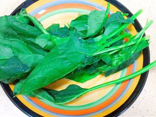 马卡龙色 高颜值汤饺系列@@ 猪肉大葱馅●麦穗饺,然后取150g的菠菜，新鲜一些的，洗净弄干水分。