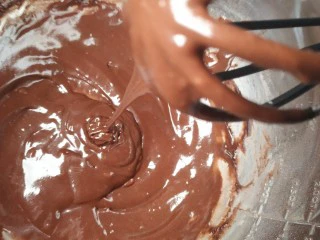 网红夏威夷果仁可可脆脆巧克力片 香港珍妮聪明小熊夏威夷果仁巧克力脆脆,9.用蛋抽混合均匀，提起蛋抽面糊呈飘带状滴落状态的巧克力面糊；