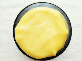 榴芒千层蛋糕,这个比例大概可以煎出九到十张千层皮!每煎好一张就叠起来晾凉,直至将所有面糊煎完!