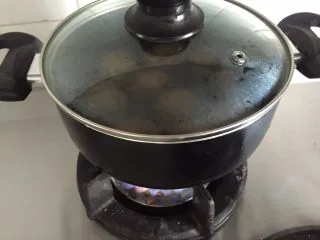 意式烤小土豆,水煮8-10分钟。