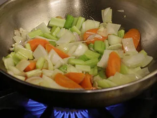 番茄红酒烩牛尾,炒香洋葱，西芹，胡萝卜，培根后炒软番茄