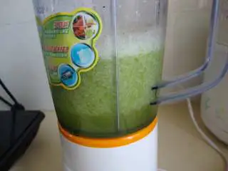 芹菜薄饼卷肉丝,芹菜洗净切段加水打浆