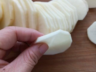 香辣孜然土豆片烤箱版,土豆切片