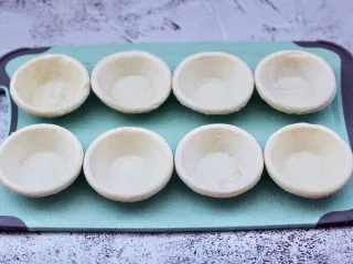 草莓芝士酥～蛋挞皮版,把蛋挞皮放在室温自然化冻。