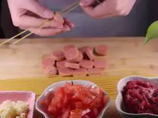 教你一个拌面的新吃法，口感爽滑劲道,接着我们取一把意大利面，将面条插入穿过火腿肠，一块火腿插个6根意面即可。