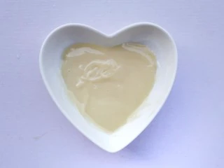 脆底芝士蜂蜜吐司,蜂蜜和沙拉酱拌匀。