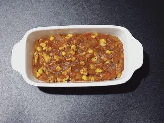 牧羊人派(Shepherd’s pie),炒好的番茄肉酱放入烤盘或烤碗内。