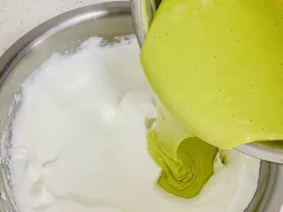 古早蛋糕（青汁）,翻拌好的蛋黄糊全部倒入蛋白中。