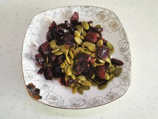 空气舒芙蕾~消耗蛋白的好方法,准备干果和蔓越莓适量