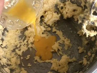 红薯曲奇饼干,充分打发,避免油水分离,再加入另外的蛋液打发。