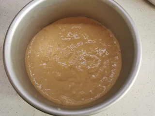 红糖发糕的家常做法（1个蛋）,震几下模具，使液面变得平整