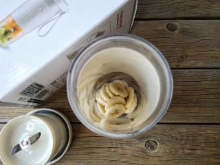 牛油果香蕉奶昔——敲好喝的夏日特饮,将切好的香蕉加入果汁杯中。