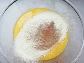 亚麻籽戚风蛋糕,筛入低筋面粉,用手动打蛋器呈“Z”字形来回搅动,切记不要转圈搅拌,以免起筋。