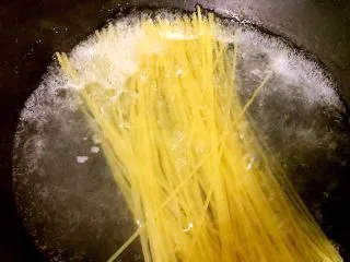 意大利面原来可以这样做，简单、营养、美味,下入意大利面，不要着急用筷子搅拌让面条自然的散落，待面条根部软化后用筷子轻轻翻转几下即可，加盖子煮8分钟。