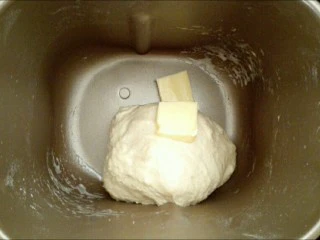 馅料足足的超级至尊匹萨,先将黄油以外的面团材料(加牛奶的时候注意观察面团的湿度进行调整,不要一次加完)放入面包机中,启动揉面功能,约10分钟揉成光滑面团后,加入切成小块的软化的黄油(如果用玉米油可以所有面团材料同时放入),