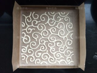 唐草彩绘蛋糕卷,按照图案的样子挤出蛋糕糊。