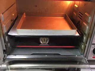 喜饼+椰蓉奶酪味,烤盘送入中层烤箱烤制5分钟定型。