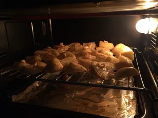 这样吃土豆必须躲起来吃——烤薯角,预热好烤箱，将薯角送入烤箱，200度烤制25-30分钟，（烤网下可放一个铺了锡纸的烤盘，烤盘事后好清洗）