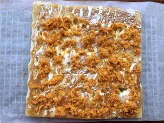 香葱肉松面包卷,刷上一层沙拉酱，均匀的撒上肉松，其中留一个边边不要放肉松。 