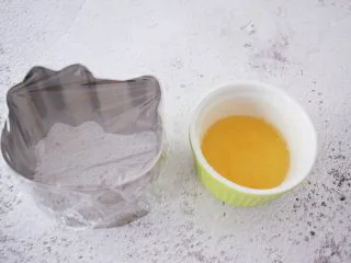 4寸KT猫抹茶慕斯蛋糕,吉利丁粉加入35克凉开水搅拌均匀备用,慕斯模具一面先用保鲜膜封好备用