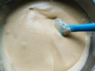 椰蓉蜂蜜蛋糕卷,搅拌均匀