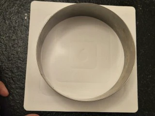 最经典浓郁巧克力奶酪蛋糕,准备一个六寸慕斯圈，奶酪糊装入裱花袋中。